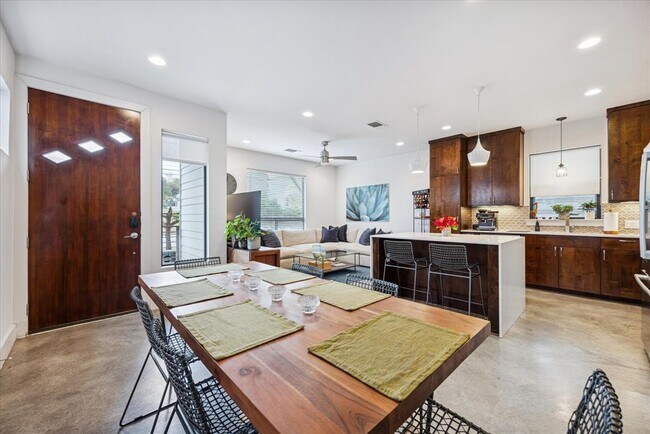 Building Photo - 1011 E 12th St