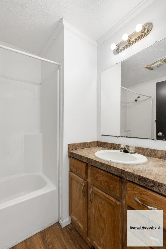 Building Photo - Completely Redone 3 Bed 1.5 Bath Rental!