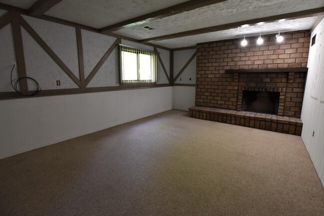 Building Photo - 1155 N Hampton Dr NE