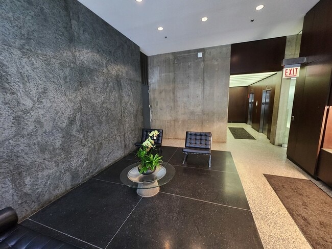 Building Photo - 550 N St Clair St