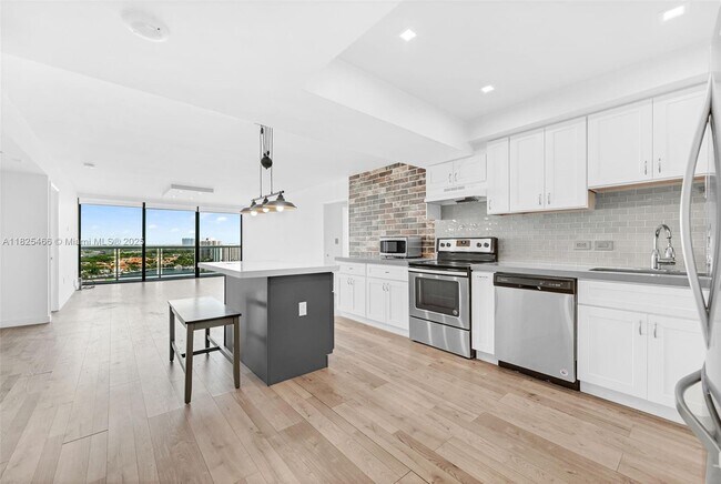 Building Photo - 20505 E Country Club Dr