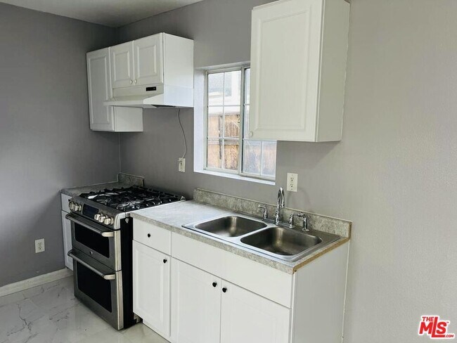 Building Photo - 13577 Mercer St