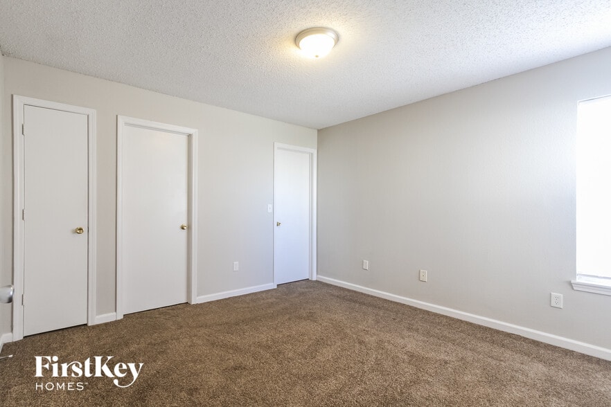 Building Photo - 3912 Roundwood Dr