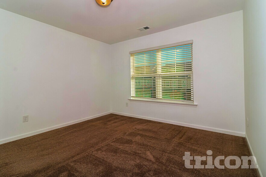 Building Photo - 2100 Rosemary Park Ln