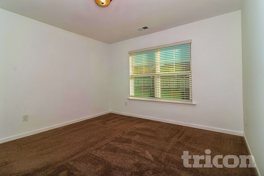 Building Photo - 2220 Rosemary Park Ln