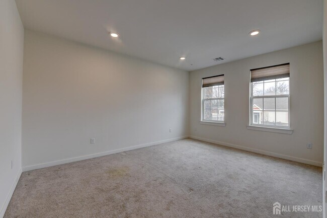 Building Photo - 722 Lorhan Dr