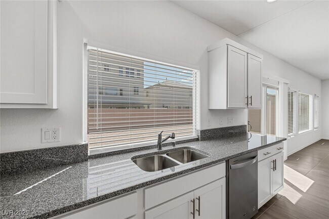 Building Photo - 6533 Twin Brks Ave