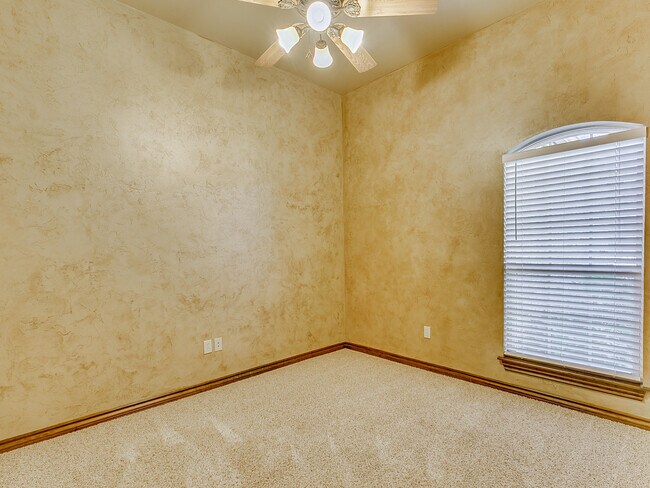 Building Photo - Highly Sought After Stonebridge Addition +...