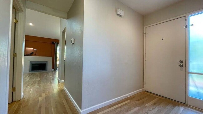 Building Photo - 2BD/2BA - Stylish 2BR Townhome Near Apple ...