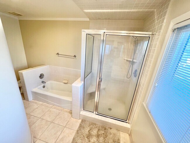 Building Photo - Peninsula Living just steps to the Beach