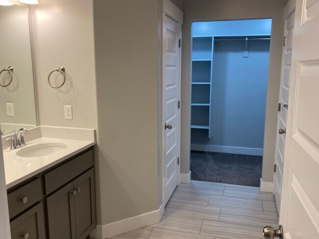 Building Photo - Lovely Townhome For Rent