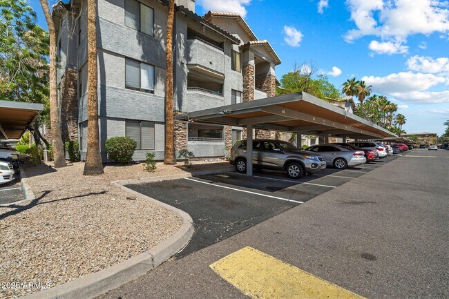 Building Photo - 2025 E Campbell Ave