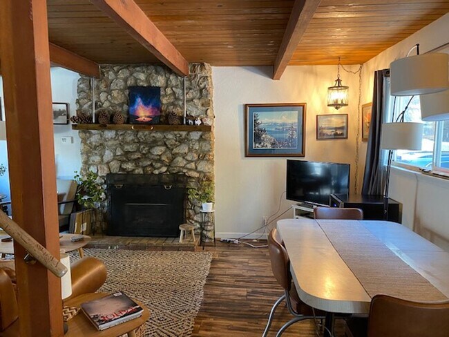 Building Photo - Lovely 3 Bedroom Home with Upgrades Throug...