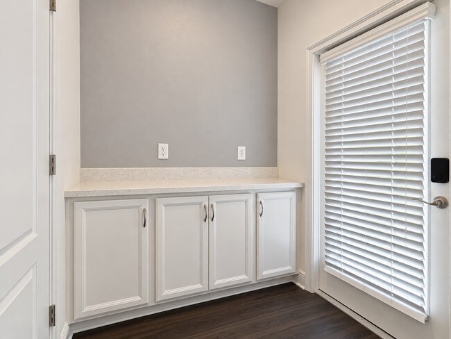 Building Photo - 6603 Calamondin Dr