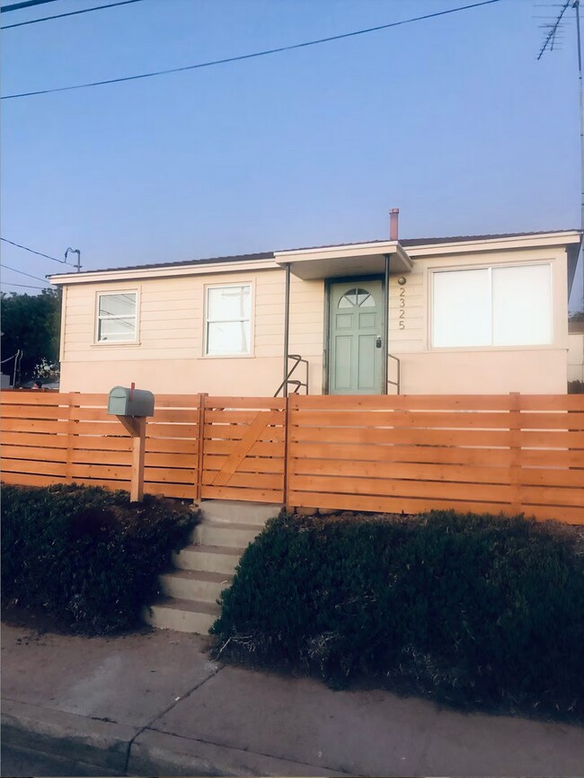 Building Photo - Fully Furnished 2BR Home with Huge Yard & ...