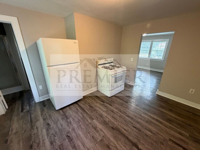 Building Photo - Studio HOUSE No Shared walls -1611 S Northern Blvd #B Independence - - Rent $750