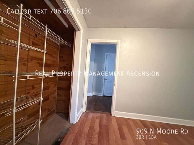 Building Photo - 909 N Moore Rd