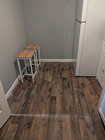 Building Photo - Room in Apartment on Karl Ct