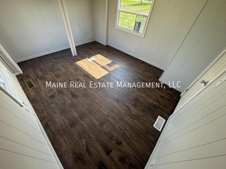 Building Photo - 4 Hall Dr