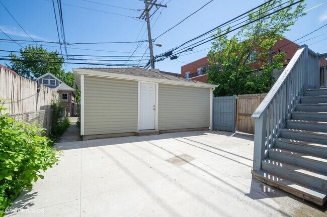 Building Photo - 2 bedroom in CHICAGO IL 60618