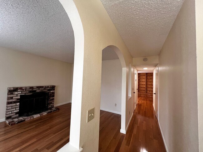 Building Photo - Spacious 3 bedroom 1.5 bath