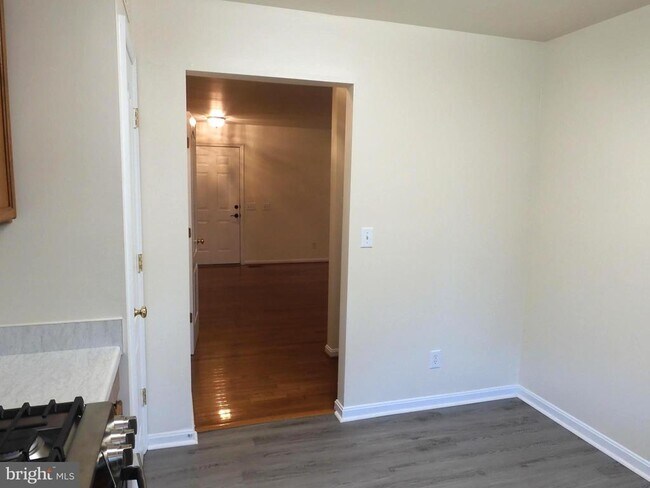 Building Photo - 8566 Kingsway Dr