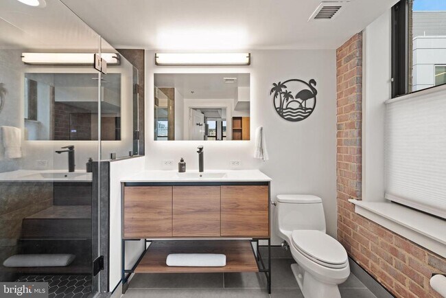 Building Photo - 916 G St NW