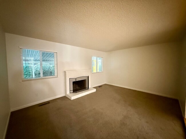 Building Photo - Conveniently located single story home!