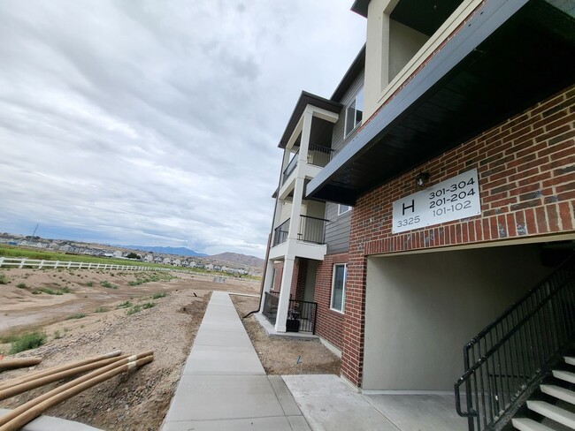 Building Photo - Short term lease available flexible end date
