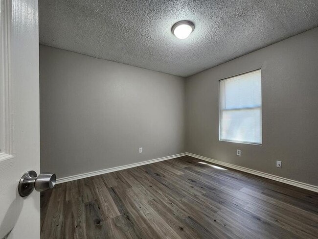 Building Photo - 10245 Country Hills Blvd