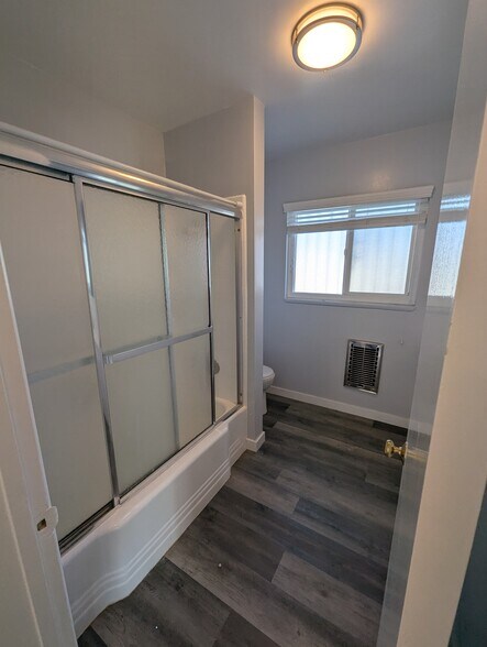 Building Photo - 902 Centinela Ave