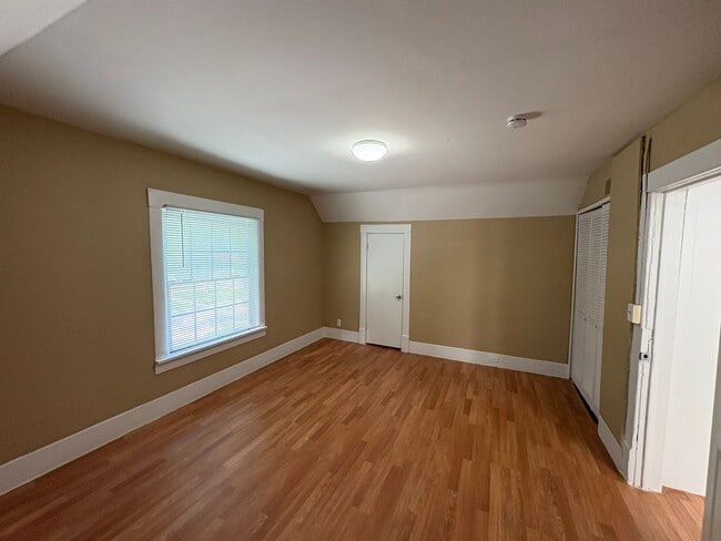 Building Photo - Home w/ Huge 2-stall Garage