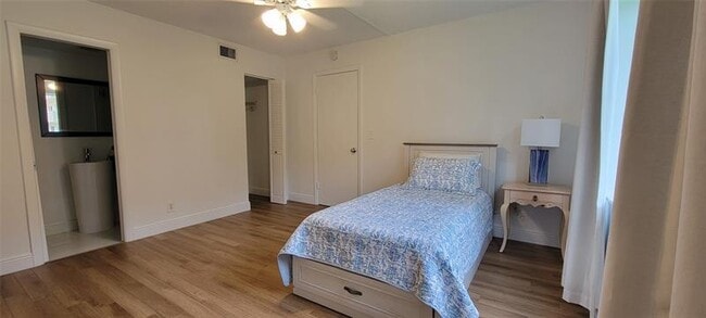 Building Photo - 207 Tropic Isle Dr