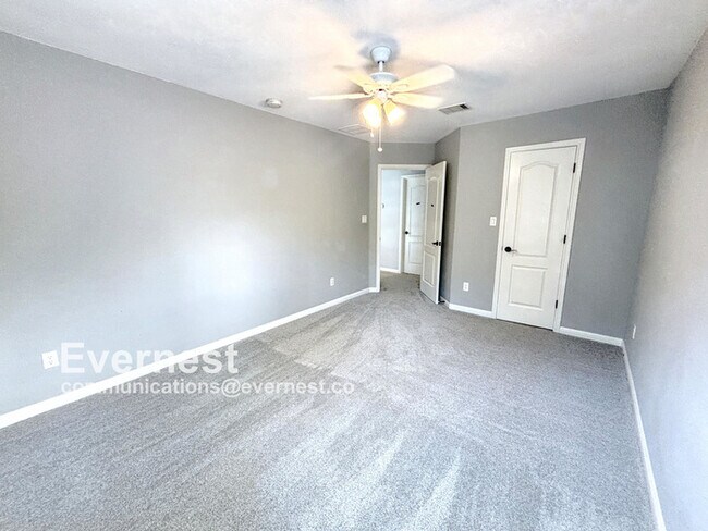 Building Photo - 4-Bedroom Home with Modern Amenities and C...