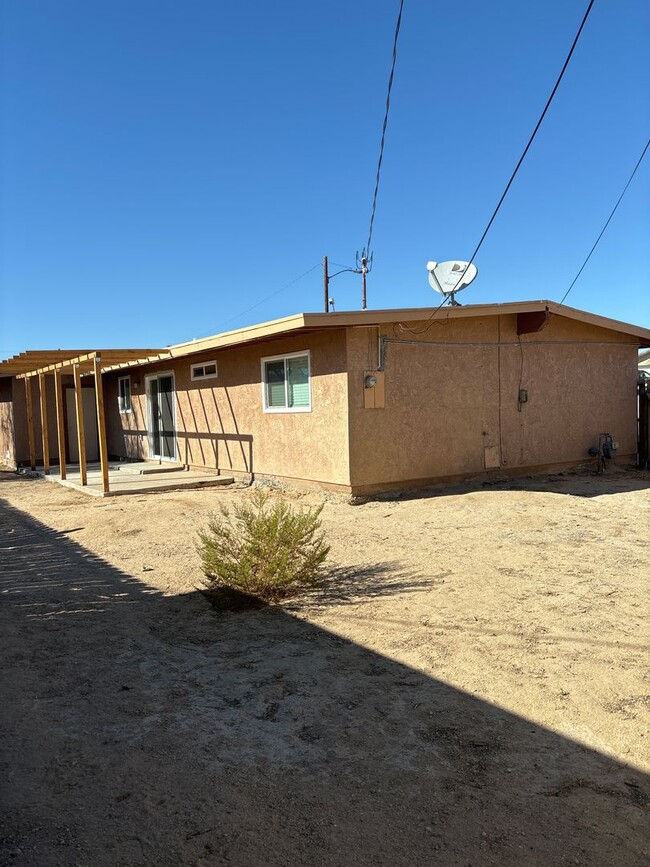 Building Photo - 2 Bedroom/2 Bathroom home ready for move in