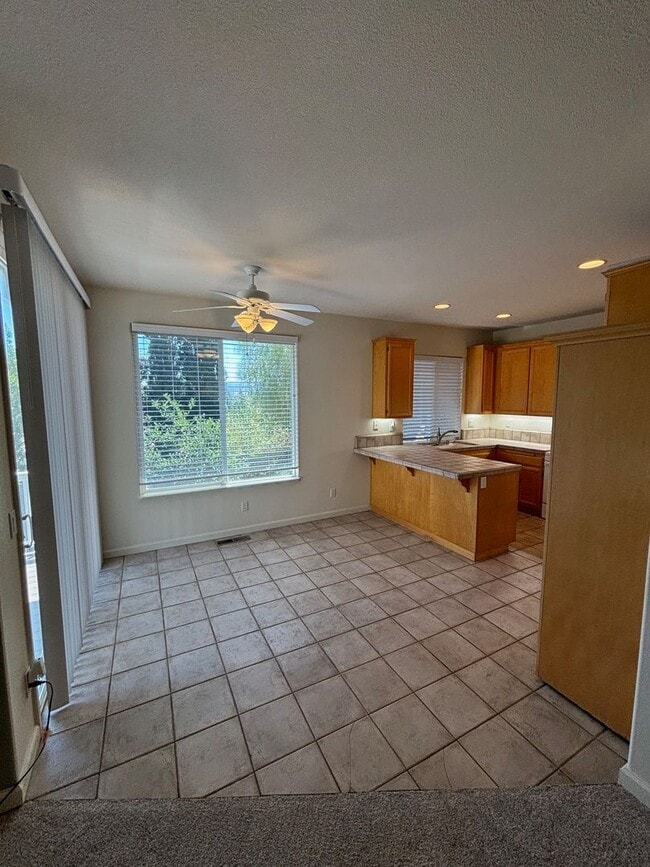 Building Photo - 4 bedroom 2.5 Bathroom Skyhawk Single Fami...