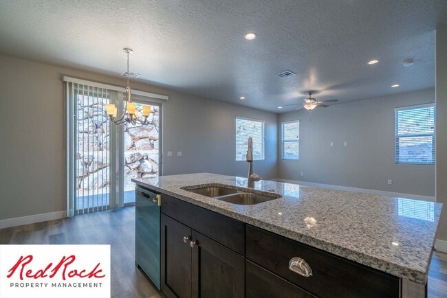 Building Photo - Spacious End Unit Townhome in Hurricane He...