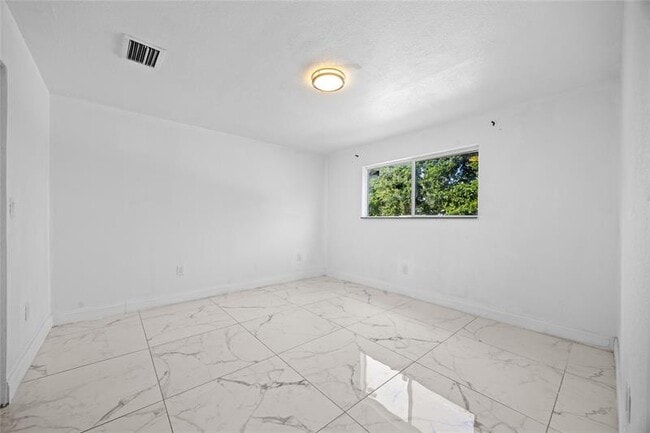 Building Photo - 1525 NE 160th St