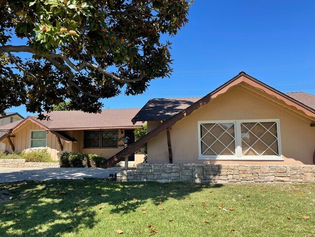 Building Photo - 4 Bedroom Mid-Century Classic Fullerton Ho...
