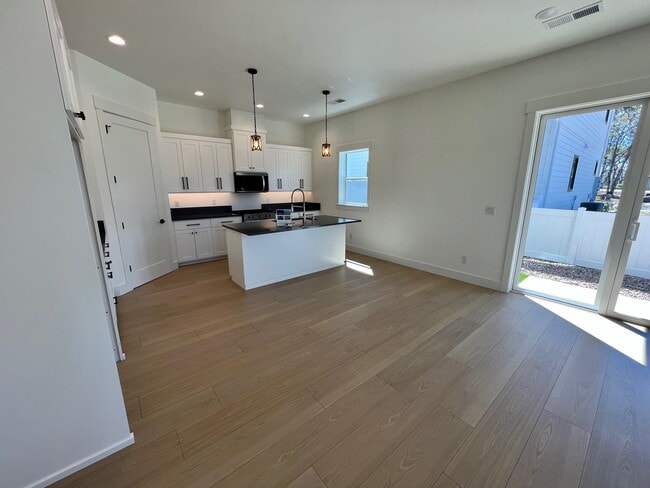 Building Photo - 210 Bogey Ln