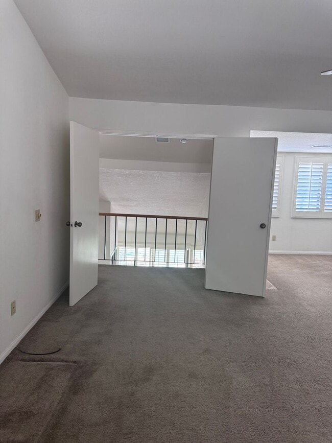 Building Photo - Woodhaven CC - Unfurnished 3br - Long Term