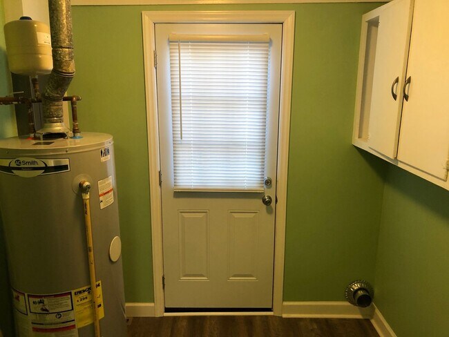 Building Photo - Four bedroom, 2 bath house in Burlington