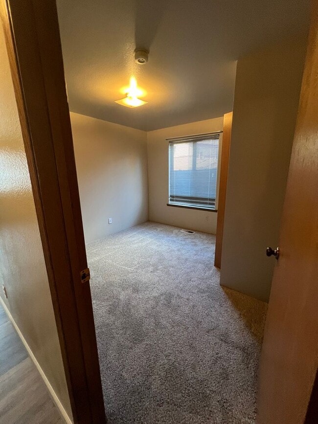 Building Photo - Rent Reduced!! Duplex for Rent, East Wenatchee