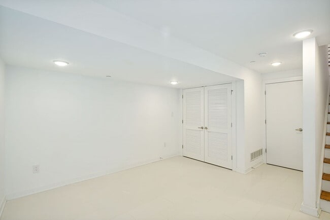 Building Photo - Stunning 4-Bedroom Townhouse with Garage and Rooftop Deck! Available late May!