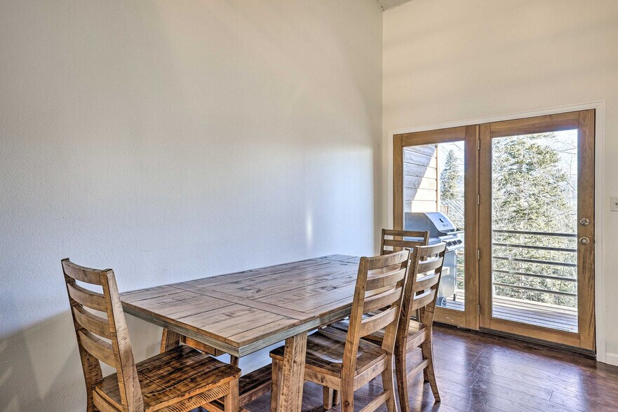 Building Photo - 163 Burgundy Cir