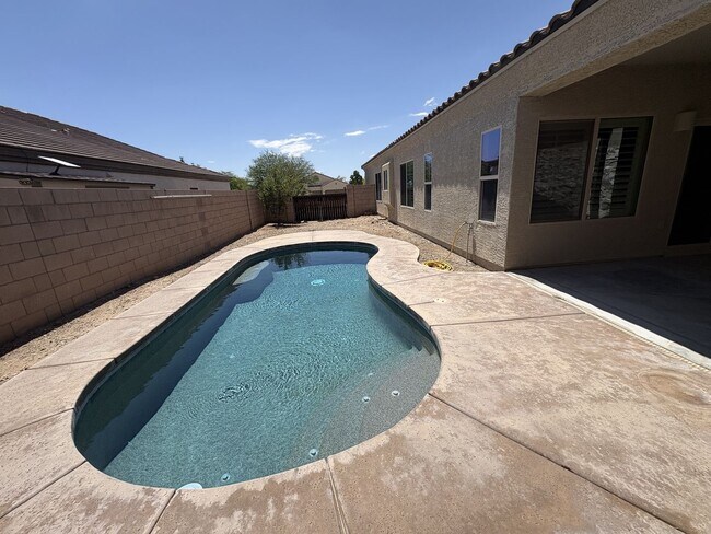 Building Photo - 4 bedroom plus Den 3 car garage with sparkling pool Vail School District