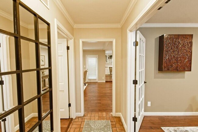 Building Photo - Garden home in great location. Don't miss