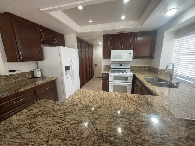 Building Photo - 9586 Shadow Springs Dr
