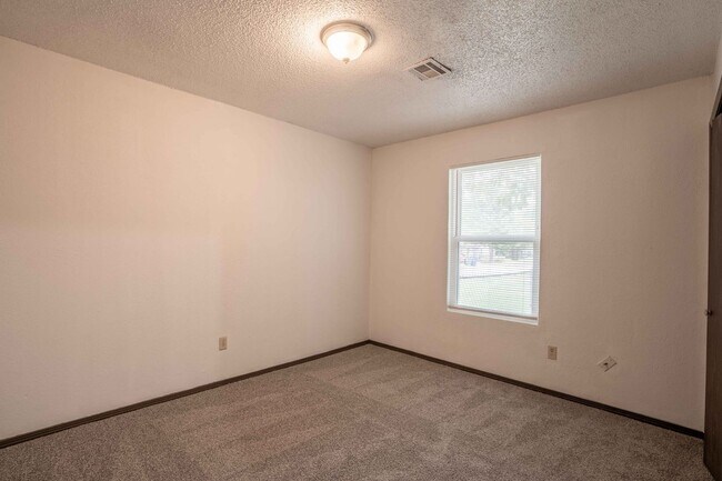 Building Photo - Coming Soon! 2 bed/1 bath!