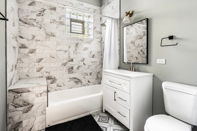 Building Photo - 5017 S Drexel Blvd